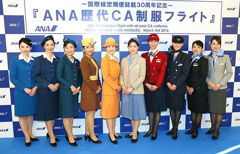 Los distintos uniformes del personal de cabina a lo largo de la historia de la aerolínea ANA durante un acto con motivo del trigésimo aniversario de sus rutas internacionales (imagen, cortesía de Jiji Press, tomada en el Aeropuerto de Narita el 3 de marzo de 2016).
