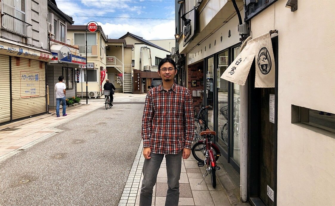 謎屋珈琲店の前にて（筆者撮影）
