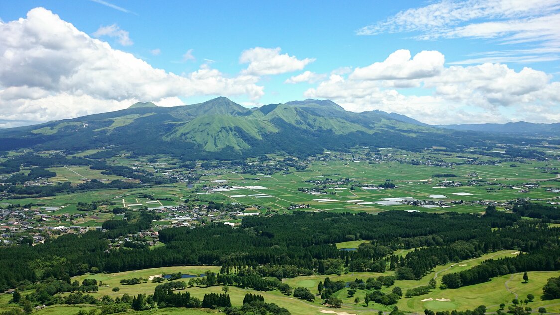 展望台から南阿蘇の田園風景や阿蘇五岳を望む。眺めているだけで疲れが吹き飛ぶ絶景だ