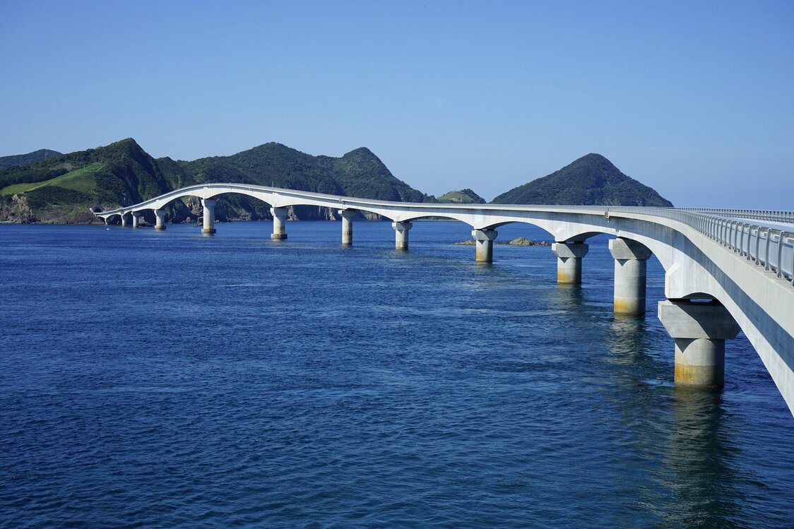Sur 1,53 kilomètre, le pont de Koshiki relie Naka-Koshiki et Shimo-Koshiki.