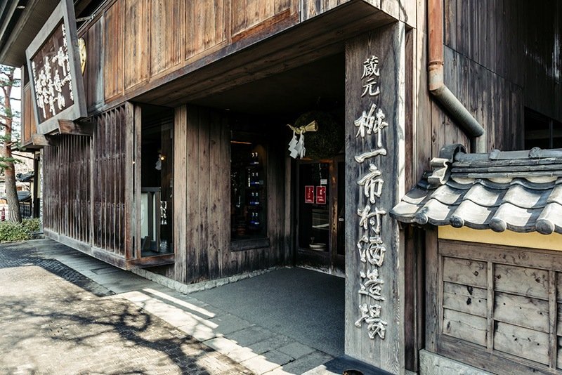 Entrada a la tienda de la bodega.