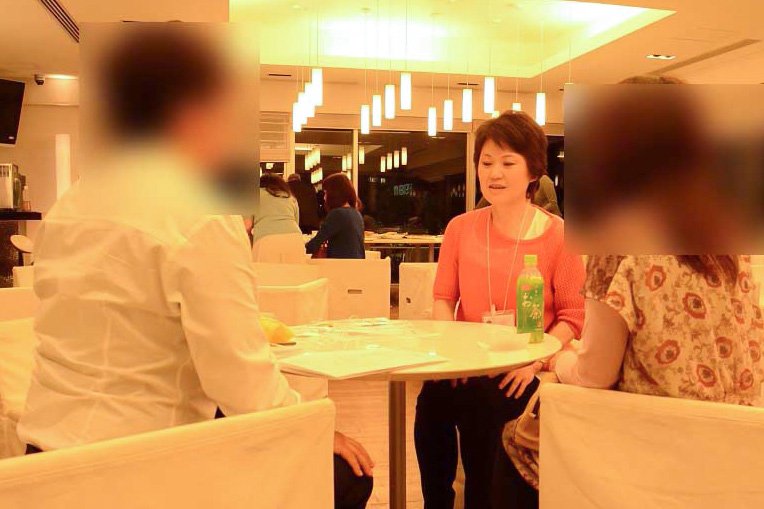 お見合いに至った男女をサポートする経験豊富なボランティア＝えひめ結婚支援センター提供