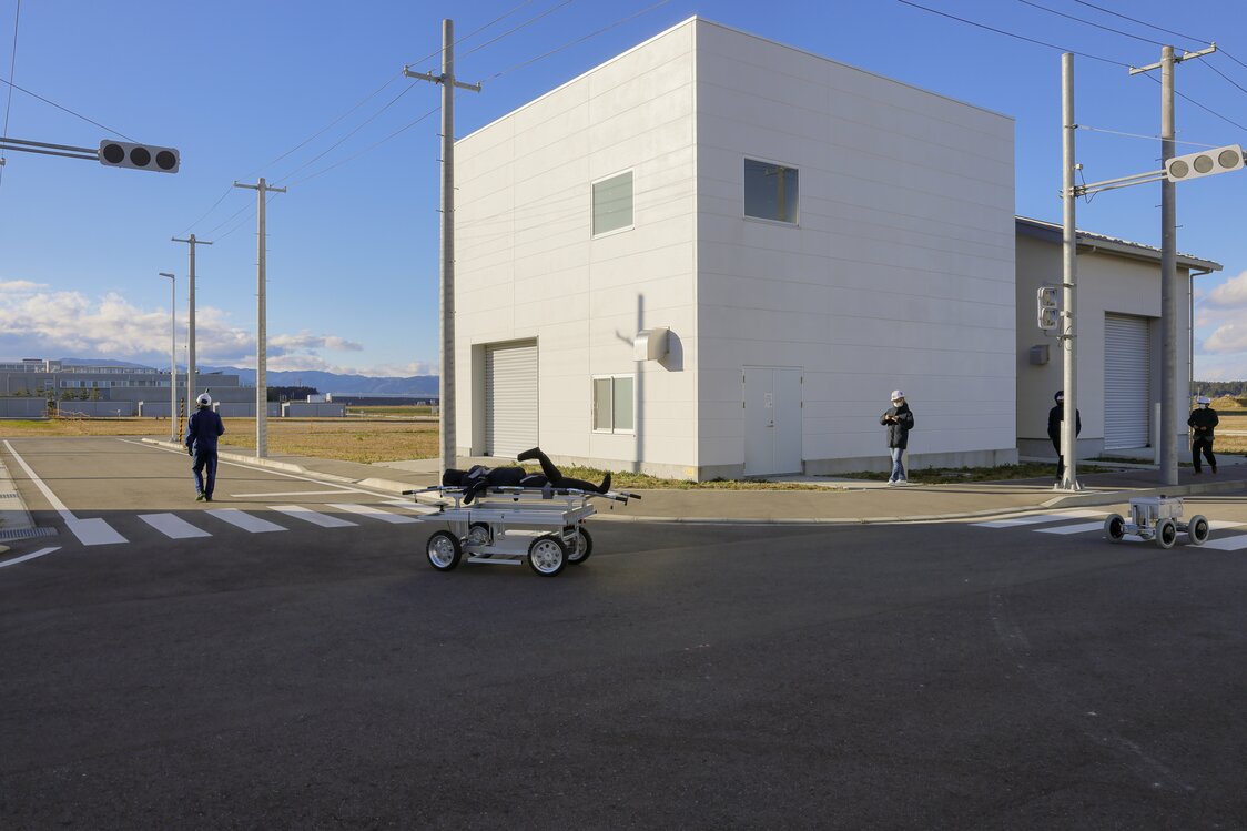 救助隊員を自動で追尾するストレッチャー型と資機材運搬用のUGV。労力削減に加え、少人数での被災者探索が可能になる