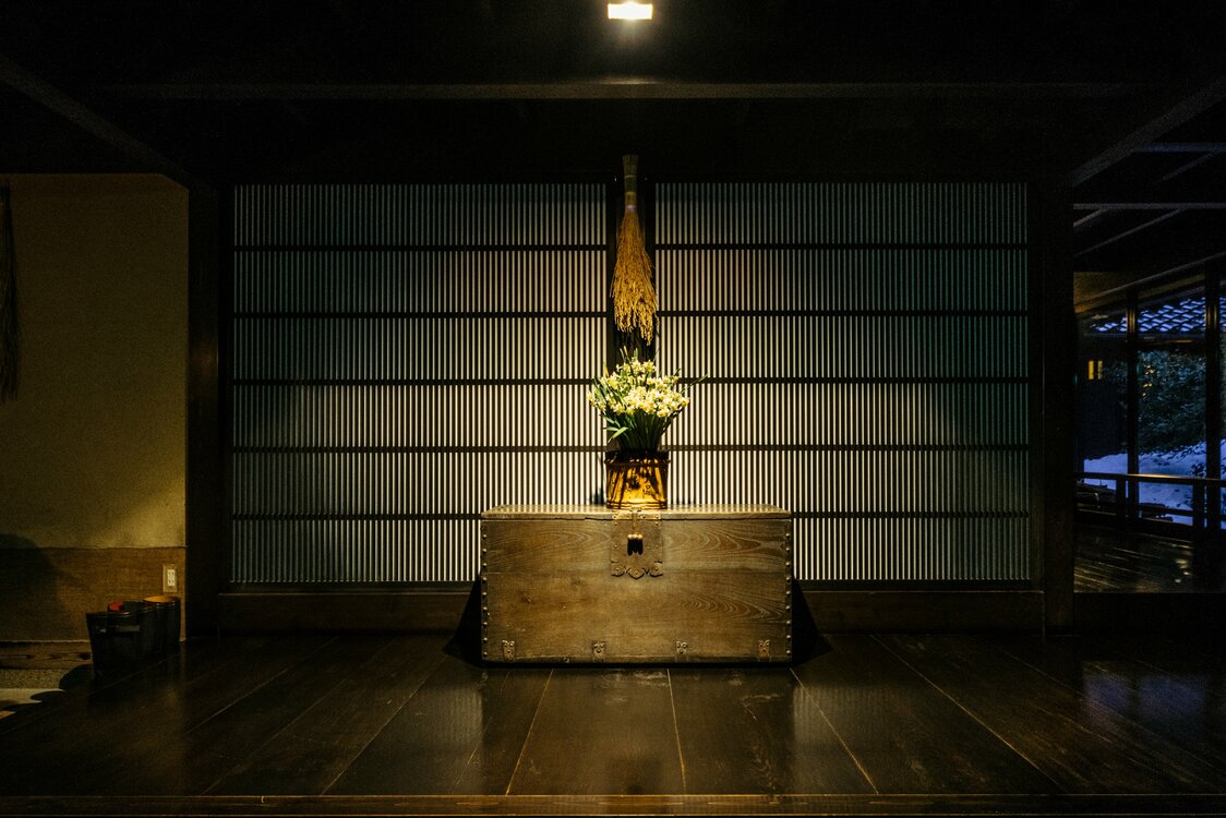 玄関を開けると、静謐な空間がたたずんでいる