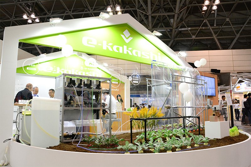 Le système e-Kakashi exposé au salon Agri World, à Chiba en octobre 2017. Une nouvelle version de l'appareil, intégrant des télécommandes équipées de technologies faisant appel à l’intelligence artificielle pour l'ouverture des orifices de ventilation dans les serres et des vannes pour l'arrosage. Elle a été exposée pour la première fois lors de ce salon.