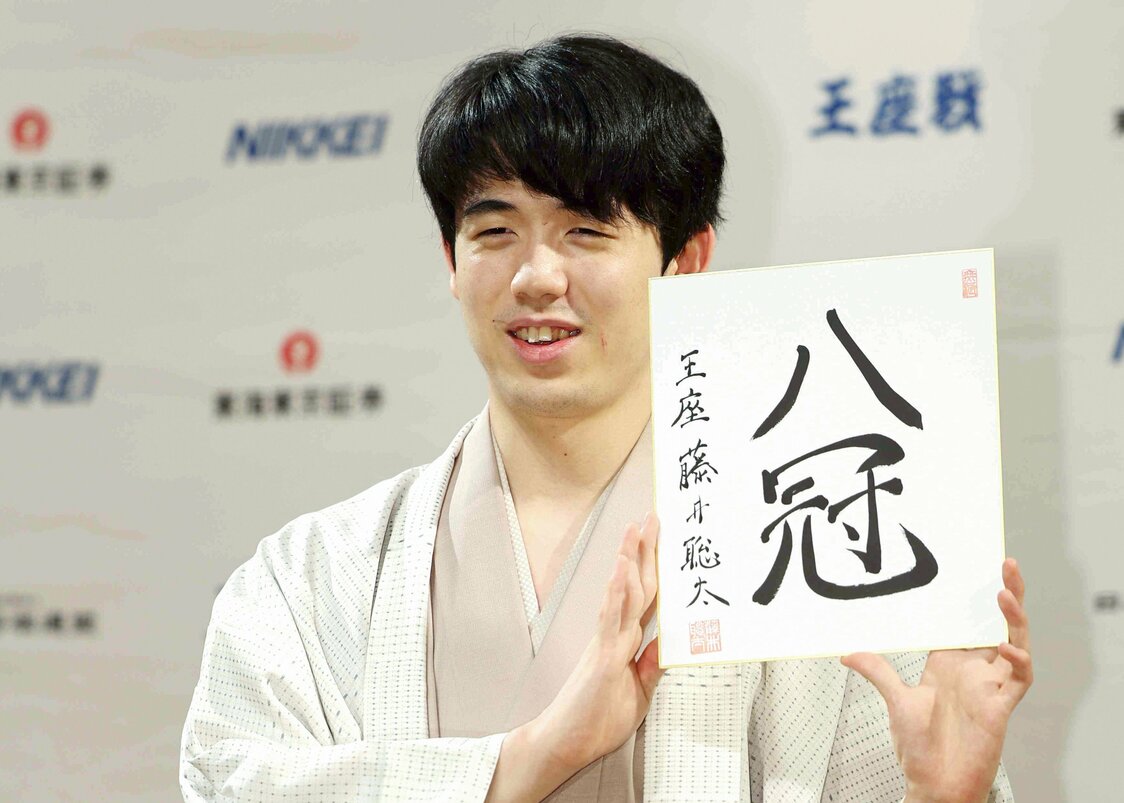 Un sonriente Fujii Sōta después de convertirse en el primer jugador que ostenta los ocho títulos de shōgi, el 11 de octubre de 2023 en Kioto. (© Jiji)