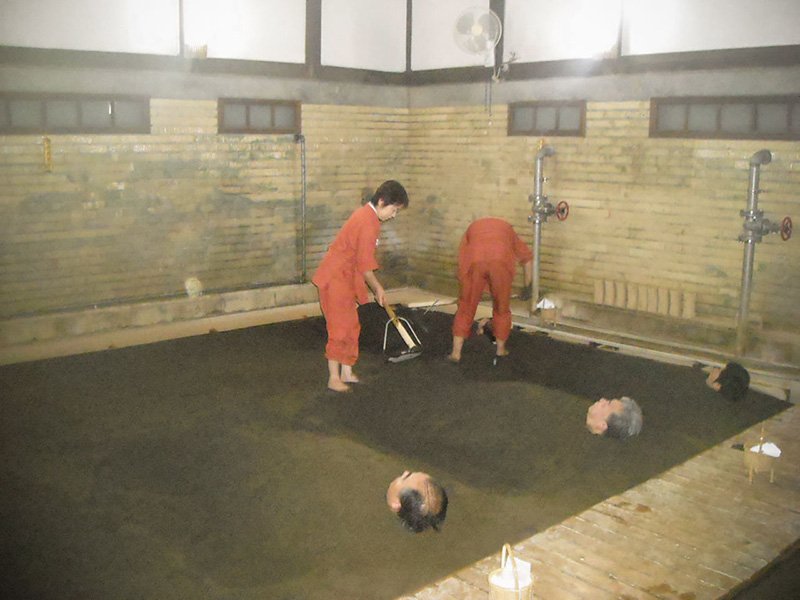 Los baños de arena caliente en Takegawara Onsen son una forma estupenda de disfrutar de las cualidades geotérmicas de la ciudad. (Por cortesía del Gobierno municipal de Beppu)
