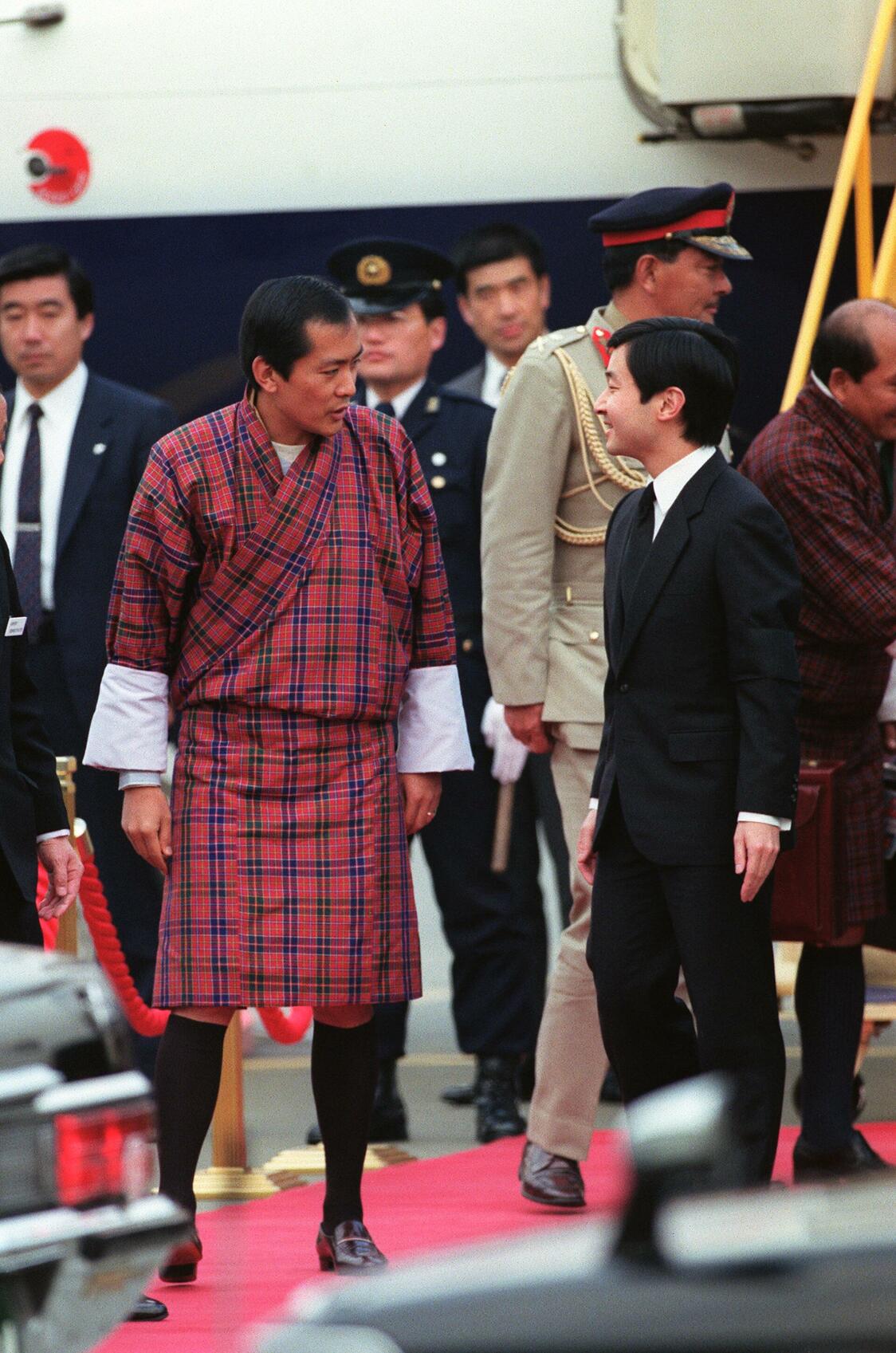 Le roi Jigme Singye Wangchuck est accueilli par le prince héritier Naruhito à l’aéroport Haneda de Tokyo le 22 février 1989, peu avant les funérailles de l’empereur Hirohito. (Jiji Press)