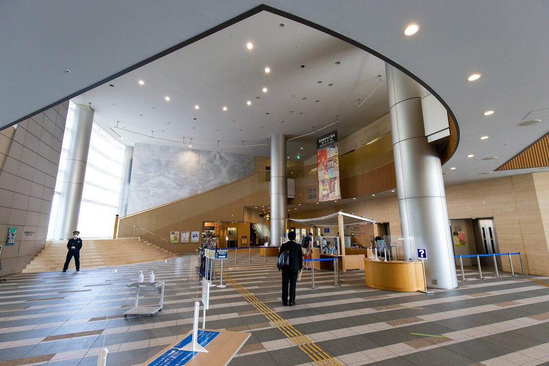 大阪歴史博物館のエントランスホール。6階の特別展示室では、期間限定の特別展（別料金）を開催している
