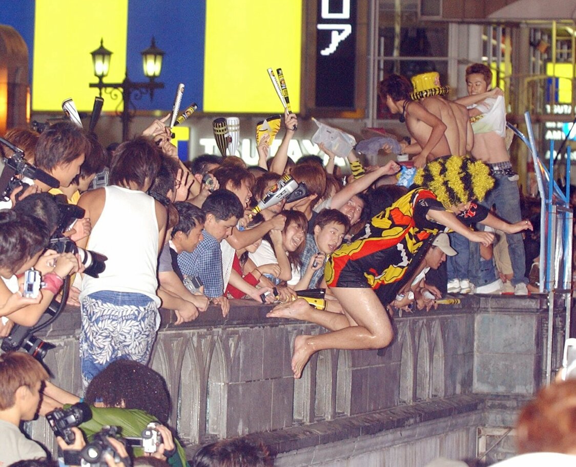 2003年9月15日，阪神老虎队夺冠，球迷5300多人（次）跃入道顿堀川以表庆祝（图片：时事社）