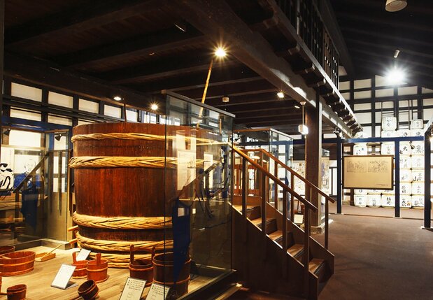 Dentro del museo se pueden ver expuestas barricas para la fermentación de unos dos metros de diámetro entre otros objetos. Fotografía por cortesía de la Asociación de Turismo de la Prefectura de Iwate. 