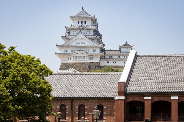 The museum building’s Japanese-style ceramic roof tiles seen against the main donjon and higashi-kotenshu.