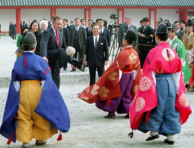 京都御所で蹴鞠を楽しむブッシュ米大統領。その右は海部俊樹前首相=1992年1月7日、京都市上京区(時事)
