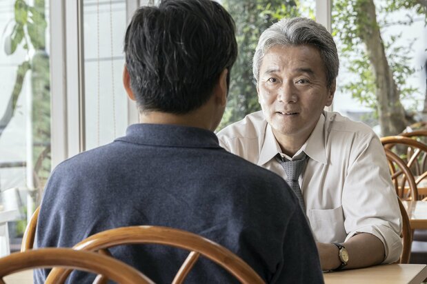 ある日、宮松を訪ねて谷(尾美としのり)という男が現われる ©2022『宮松と山下』製作委員会