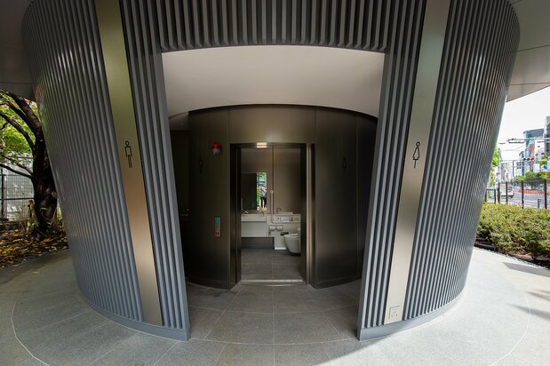 入口正中间是无障碍男女通用厕所,往左通往男厕,往右通往女厕