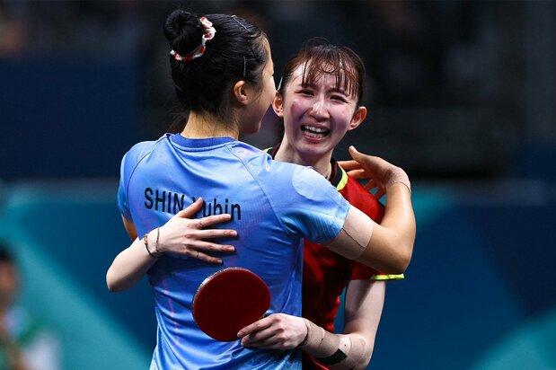 3位決定戦を制し、対戦相手・韓国のシン・ユビンと抱き合う早田ひな。日本勢の同種目表彰台は、2021年東京五輪の伊藤美誠の銅メダルに続き、2大会連続（ロイター）