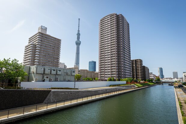 横川の栗原橋から撮影。整備された水辺では、まだ新しいマンションをよく見かけた