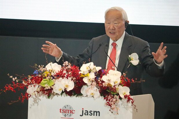 مؤسس شركة تايوان لصناعة أشباه الموصلات TSMC، موريس تشانغ، يتحدث في حفل افتتاح مصنع أشباه الموصلات الجديد التابع لشركته في كيكويو، بمحافظة كوماموتو، في 24 فبراير/ شباط 2024. (© يامادا شوهي)
