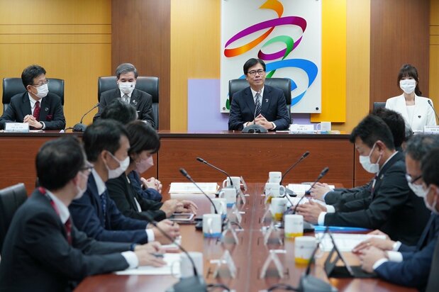 2023年1月時,熊本縣知事蒲島郁夫跟熊本市市長大西一史一同造訪高雄,了解台積電設廠經驗(高雄市政府提供)