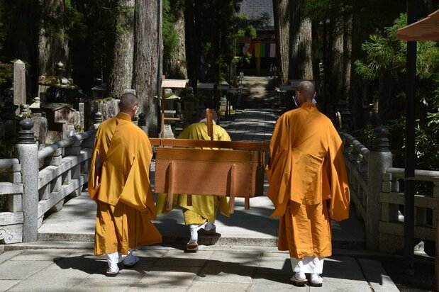 奥の院へお大師様(空海)の食事を運ぶ生身供 撮影:ピーター・ダーフィー