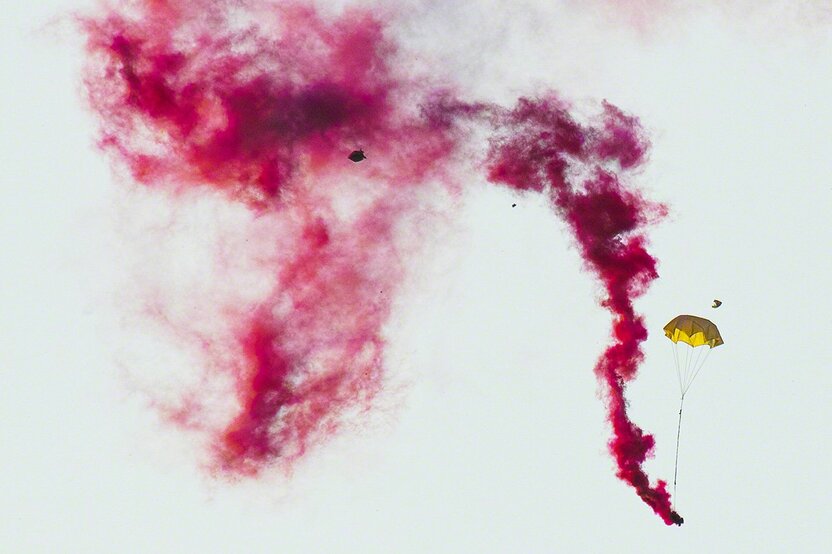 A firework called “Smoke Dragon” from the daytime fireworks category. It has a parachute attached so that the firework descends slowly. This parachute is also attached to nighttime fireworks.