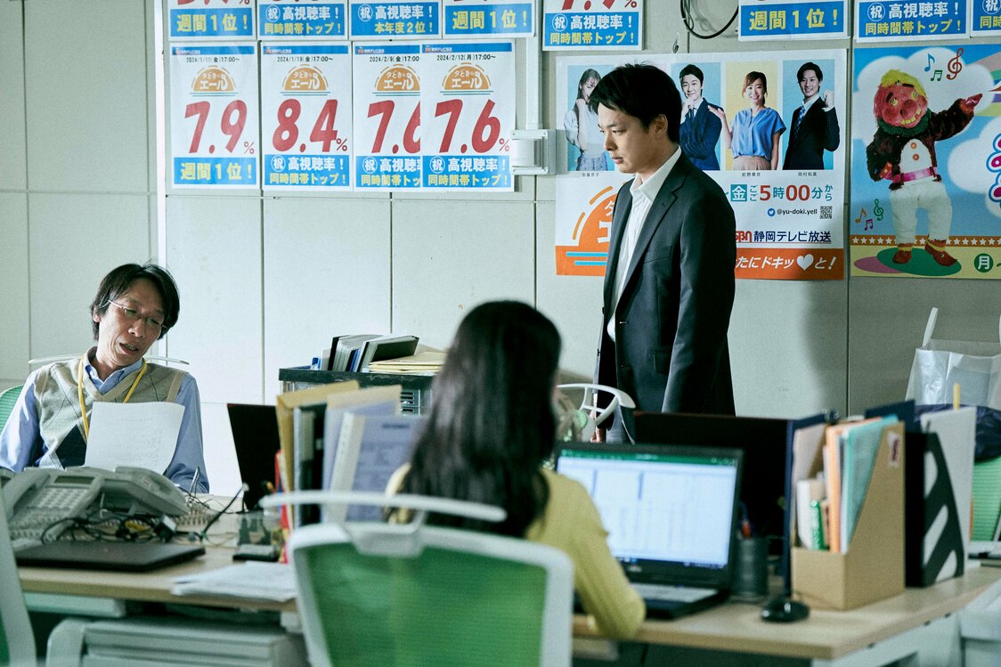Komatsu Kazushige, que interpreta a Meguro, el jefe de Sunada, resulta excelente con su carácter tranquilo y repugnante. © 2024 Missing Film Partners