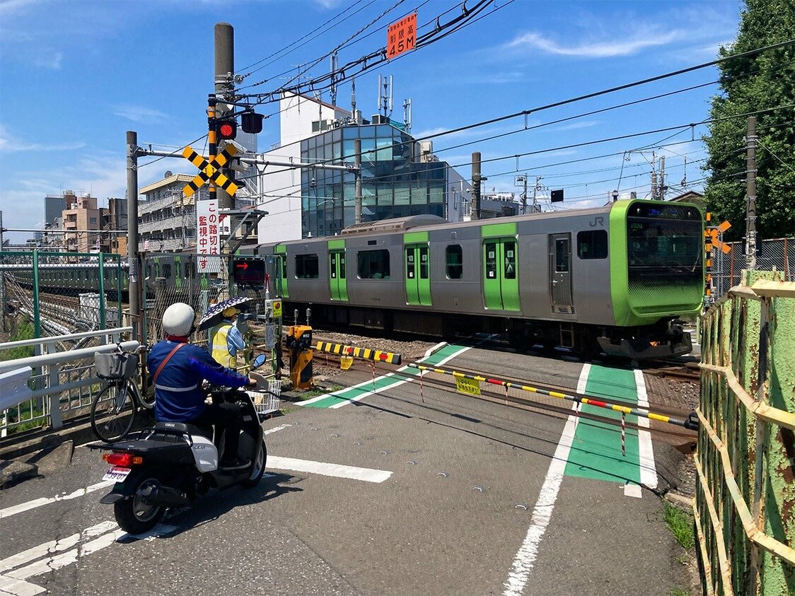 El único paso a nivel que queda en la Yamanote se encuentra entre las estaciones de Tabata y Komagome. (© Gianni Simone)