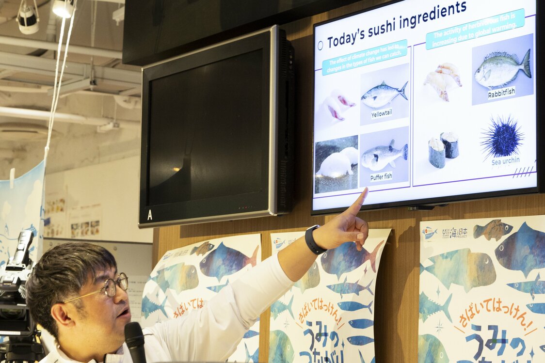 当日調理する魚介類を例に、海洋資源の現状をレクチャーする國分さん