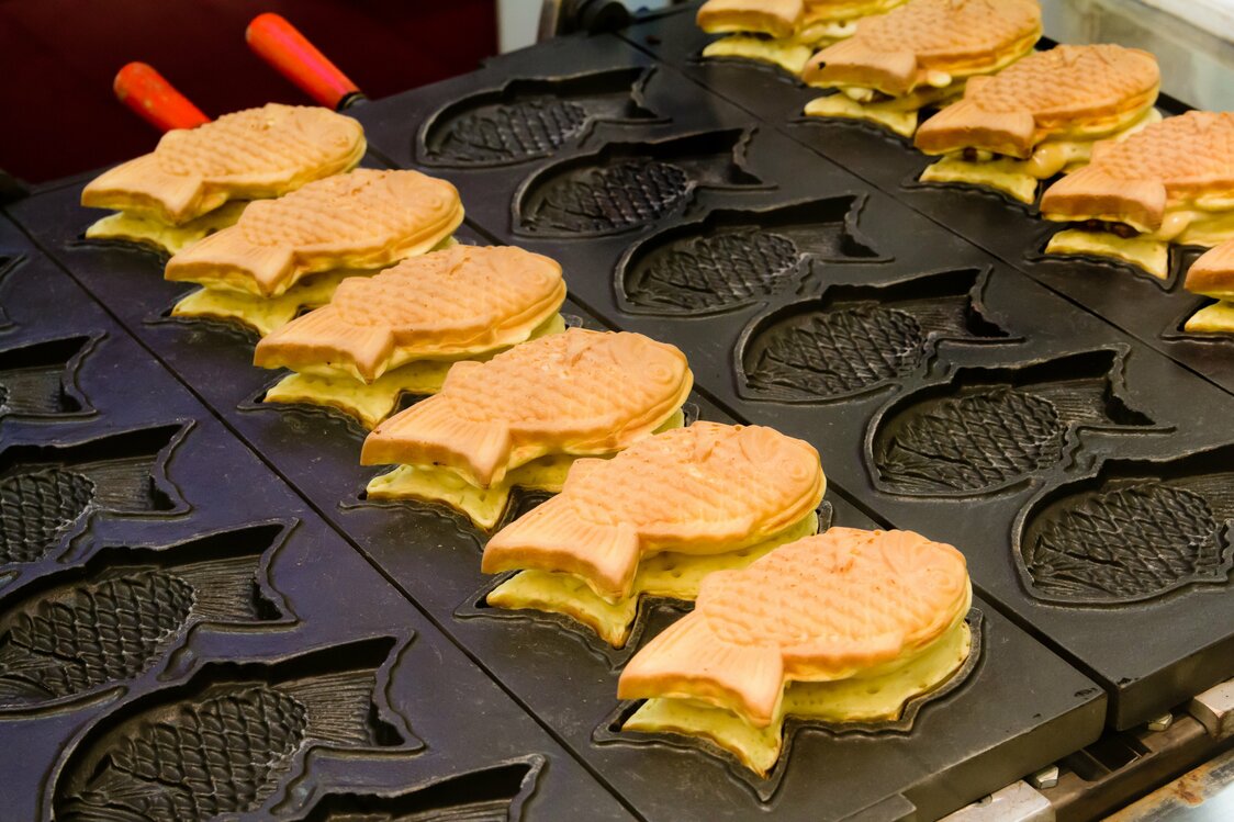 多くの店が使う鉄板型のたい焼き器　写真：PIXTA