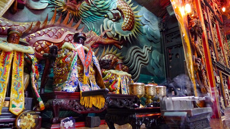 飛虎將軍廟早晚兩次向神像獻上香菸，然後播放「君之代」和「海行兮」作為祝禱詞，讓神像聆聽。如果有來自日本的參訪者，則隨時播放這兩首歌曲（撮影、提供：片倉佳史）