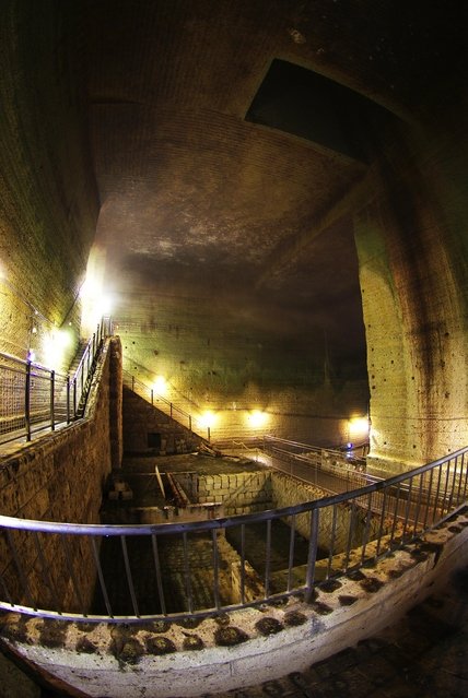 Museo de la Piedra Ōya, construido sobre los restos de una mina subterránea en Utsunomiya, prefectura de Tochigi. Otras zonas de Japón están considerando la posibilidad de aprovechar la refrigeración natural de zonas subterráneas similares, lo que las convierten en ubicaciones ideales para servidores y centros de proceso de datos.