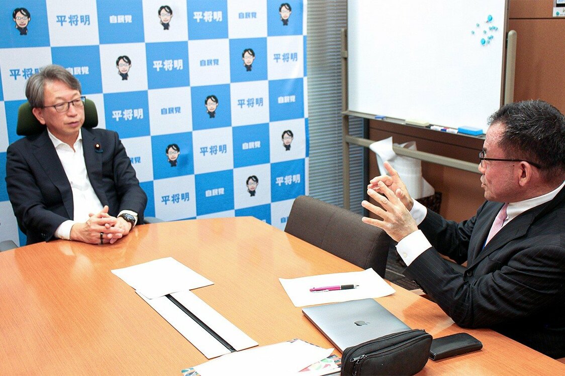 تايرا ماساكي (يسار) وتاكيناكا هاروكاتا، رئيس لجنة التخطيط التحريري فيNippon.com©) . Nippon.com)