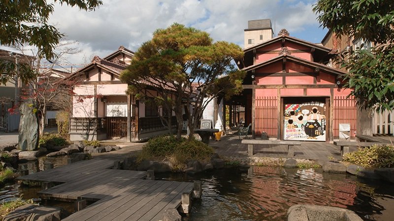 Les boutiques de souvenirs longent les rues du quartier des sources chaudes.