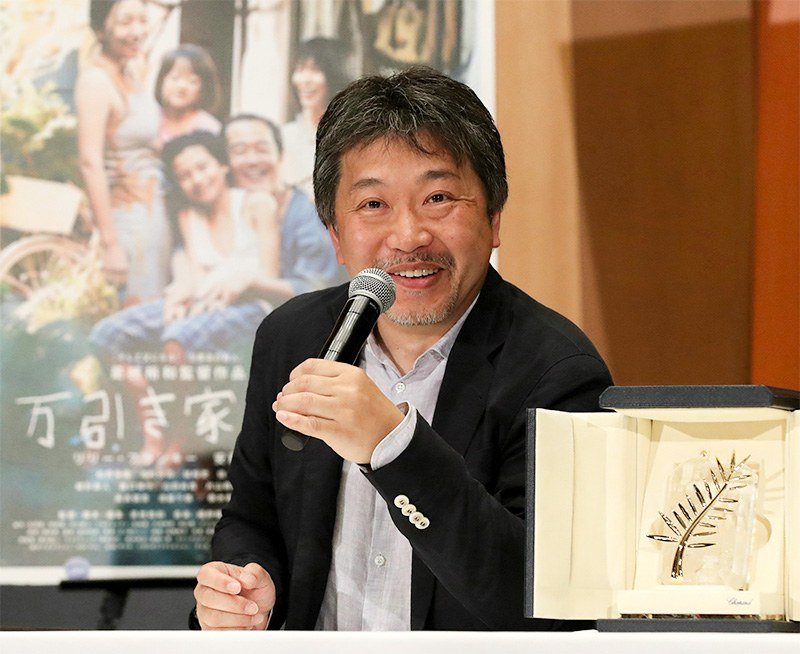 After returning to Japan from Cannes, Koreeda Hirokazu smiles at a press conference in Tokyo on May 23, 2018. (© Jiji)
