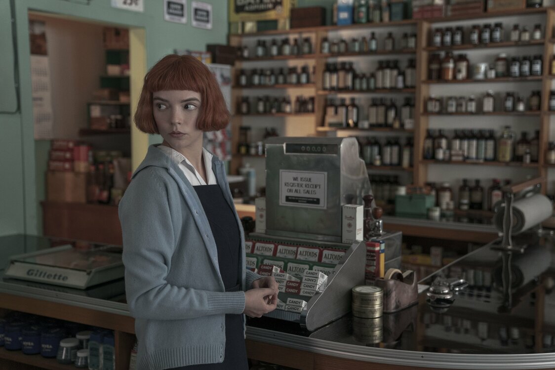 ドラッグストアで精神安定剤を買う高校生のベス  Netflix『クイーンズ・ギャンビット』