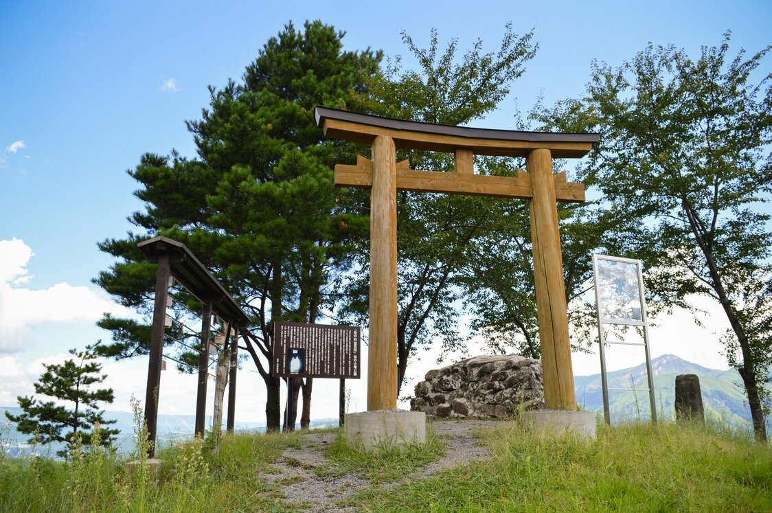 登山口にある鳥の小塚公園