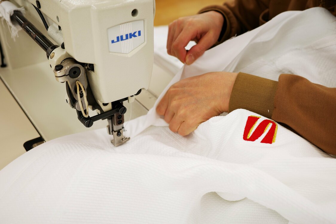 Each of Kusakura’s uniforms are carefully hand-sewn. (© Kumazaki Takashi)