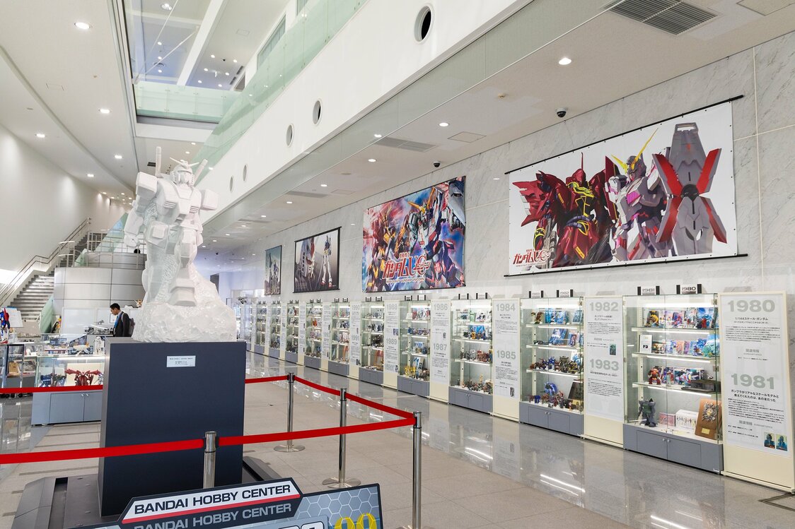 Вестибюль на первом этаже, где выставлены Gunpla прошлых лет