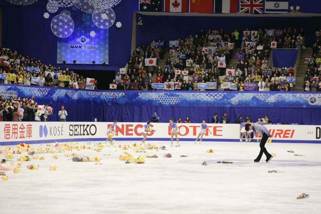 NHK杯ショートプログラムの演技後。コロナ禍前は、羽生選手の演技が終わるとファンがクマのプーさんのぬいぐるみをリンクに投げ入れるのが恒例だった=2019年11月22日、札幌真駒内セキスイハイムアイスアリーナ（時事）
