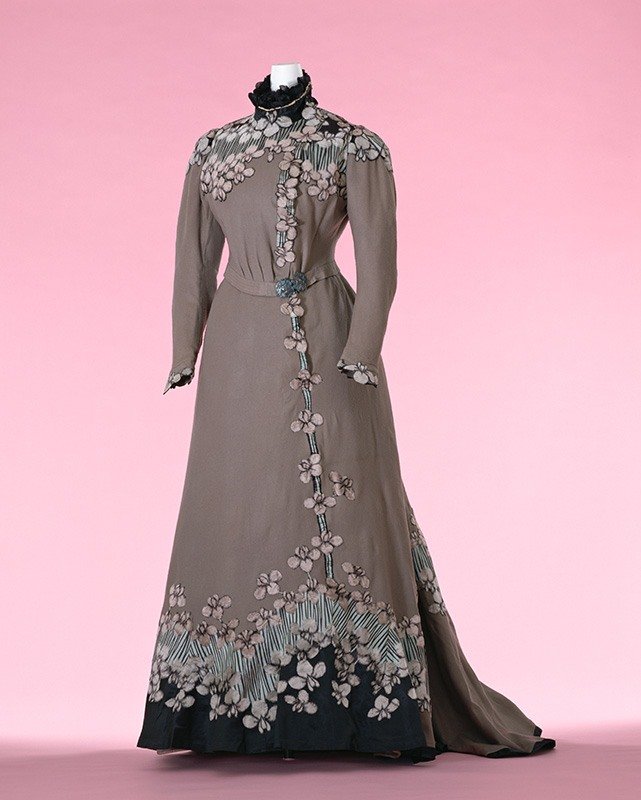 Vestido de día de Jacques Doucet con estampado de hojas y lirios de Siberia, circa 1897. Fotografía: Hayashi Masayuki. ©Instituto de Moda de Kioto
