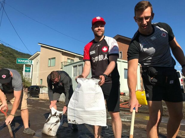 Canadian players help residents of Kamaishi clean up after Typhoon Hagibis. (Courtesy of the Rugby World Cup official Twitter account)