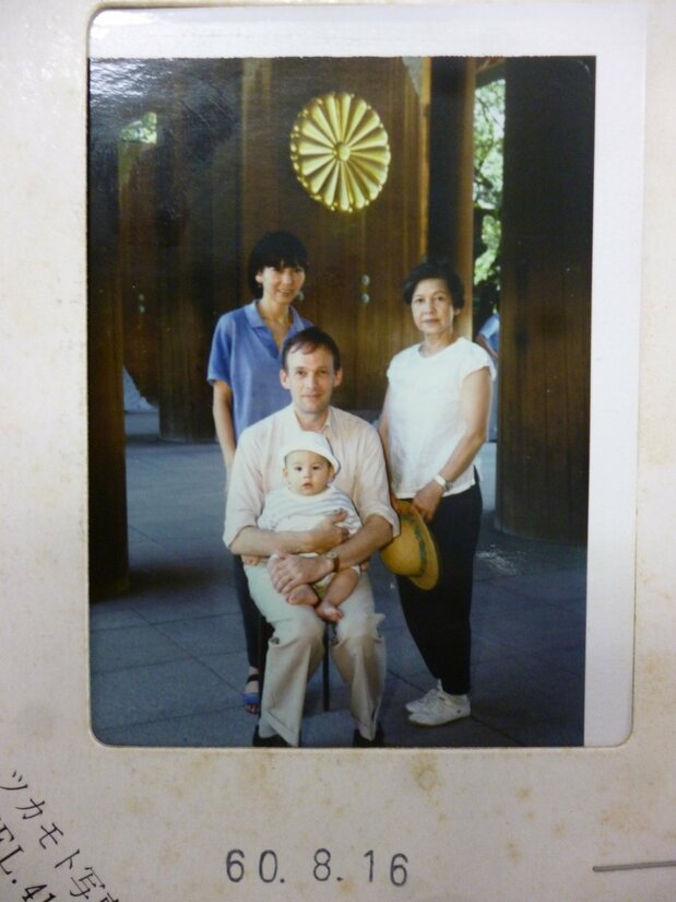 ハリーさんが生まれて約半年後の1985年7月、靖国神社を参拝したストークスさん家族(ストークス家提供)
