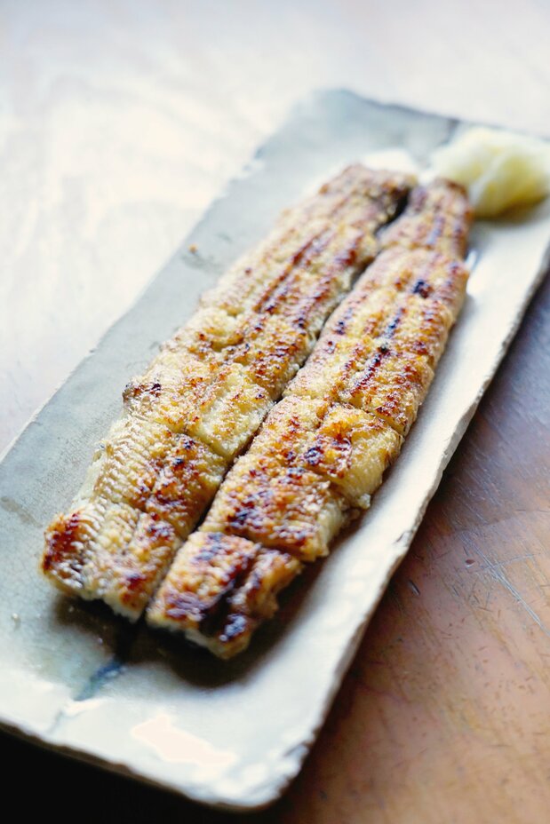 Shirayaki female eel, grilled without sauce. The flesh is plump and tender, with an elegant flavor. (© Ukita Yasuyuki)