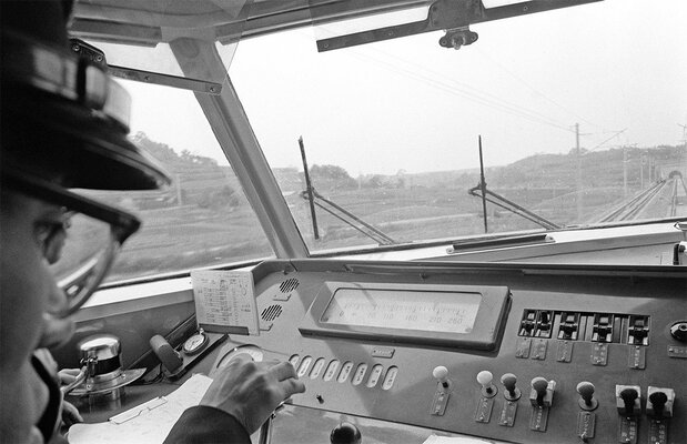 東海道新幹線の開業に向けて試験走行が繰り返された=1962年、神奈川県(時事)