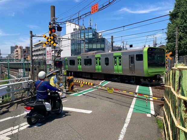 El único paso a nivel que queda en la Yamanote se encuentra entre las estaciones de Tabata y Komagome. (© Gianni Simone)