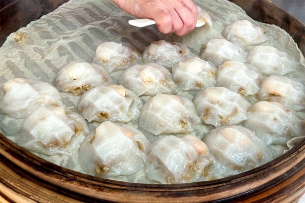 台南人にとっての肉圓といえば、海老入り蒸し肉圓(「光蝦仁肉圓」)