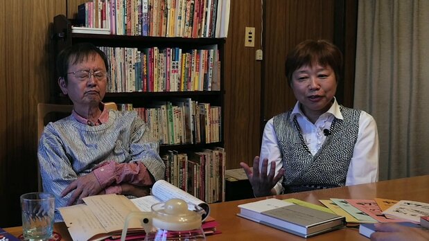 死刑囚となった大道寺将司との面会を可能にするため法律上の妹となった大道寺ちはる(右)と実方藤男 ©Gaam Pictures