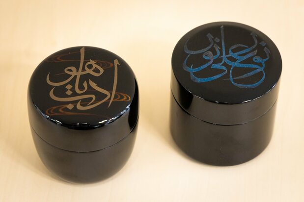 アラビア文字をあしらった漆工芸の茶器。サウジアラビアなど中東の展示会などで注目を集めたという