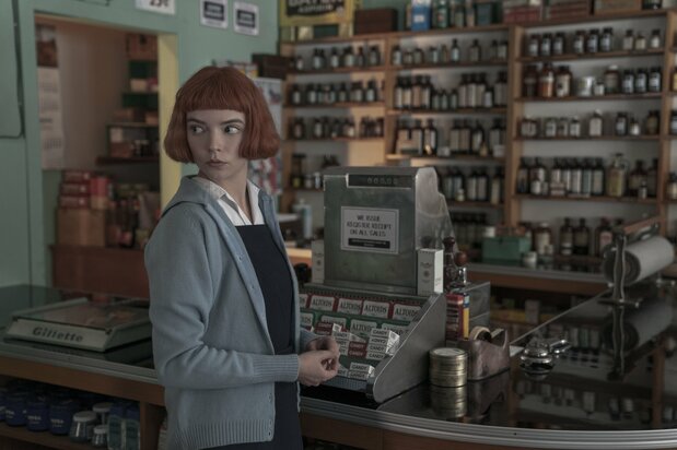 ドラッグストアで精神安定剤を買う高校生のベス Netflix『クイーンズ・ギャンビット』