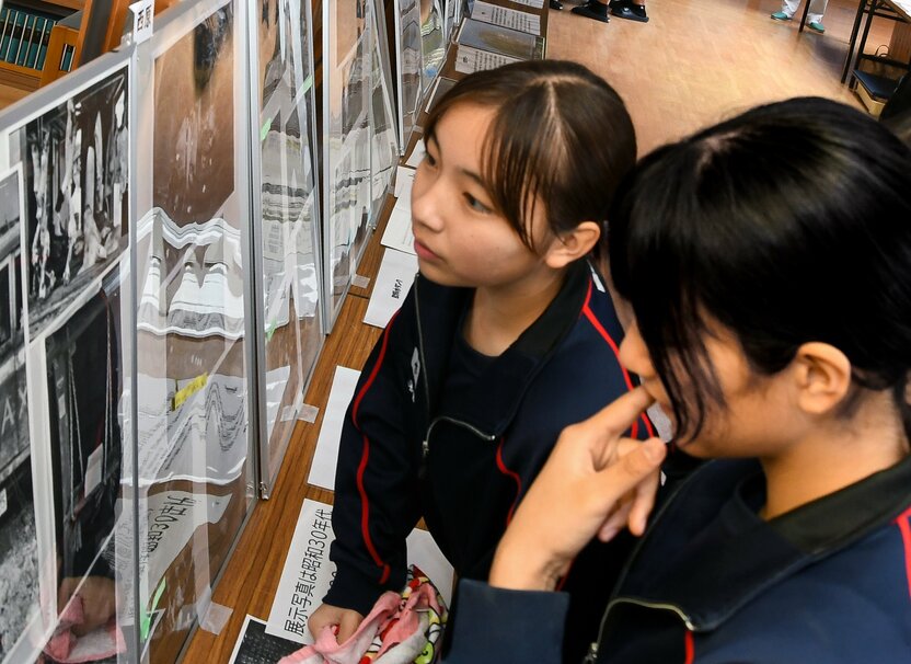 知名中学校での写真展で熱心に観賞する生徒(著者撮影)
